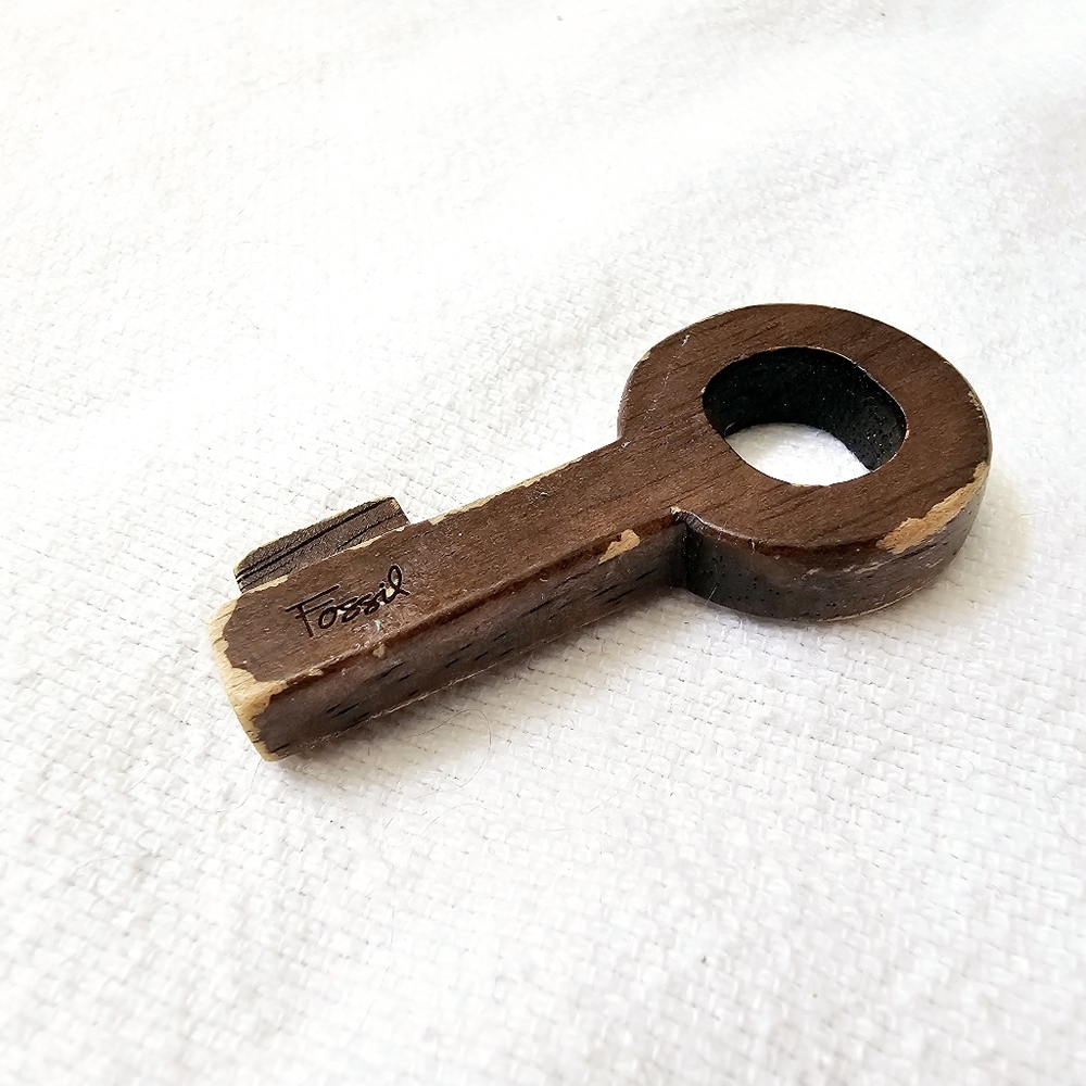 Fossil REPLACEMENT Wooden Key Ring Keychain Pendant Leather Luggage Purse Logo - Picture 3 of 3